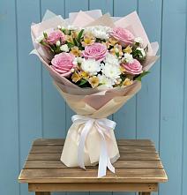 Букет цветов из:  Гвоздики, Орхидеи и Розы в Кологриве