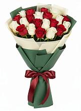 Букет Микс из красных и белых роз в Кологриве