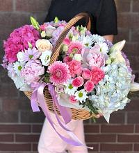 Цветочная композиция из Розы, Хризантемы, Пионы и Лизиантусы в корзине в Кологриве