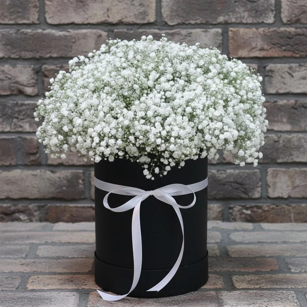 Цветочная композиция из Гипсофила в шляпной коробке в Кологриве