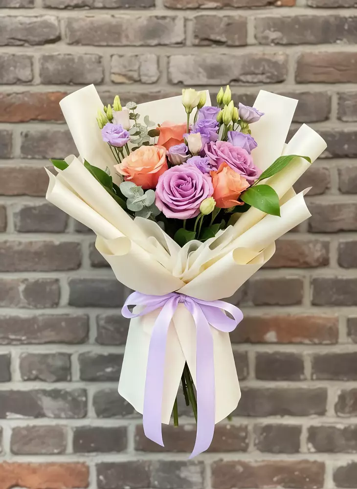 Букет цветов из: Лизиантусы и Розы в Кологриве