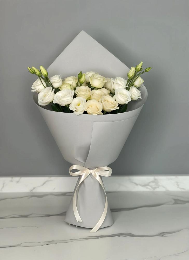 Букет цветов из: Розы и Лизиантусы в Кологриве