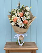 Букет цветов из:  Альстромерии, Лизиантусы, Розы и Хризантемы в Кологриве