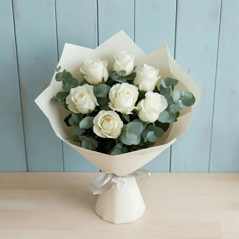 Букет Белые розы в Эвкалипте в Кологриве