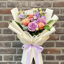 Букет цветов из:  Лизиантусы и Розы в Кологриве