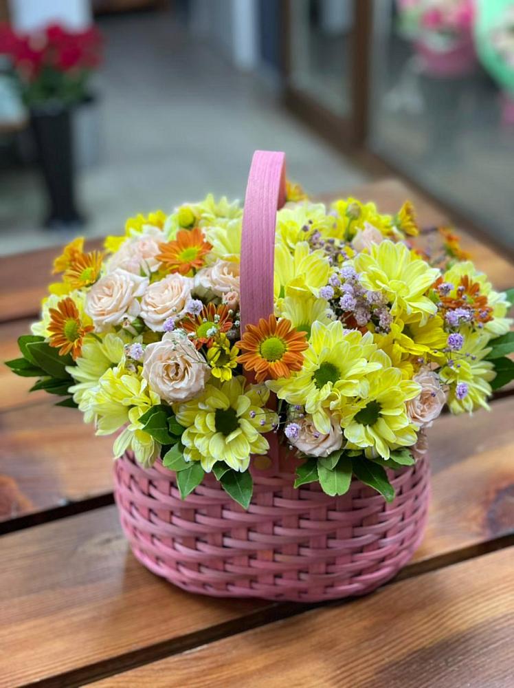 Цветочная композиция из Хризантемы и Розы в корзине в Кологриве