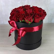 Цветочная композиция из Розы в шляпной коробке в Кологриве