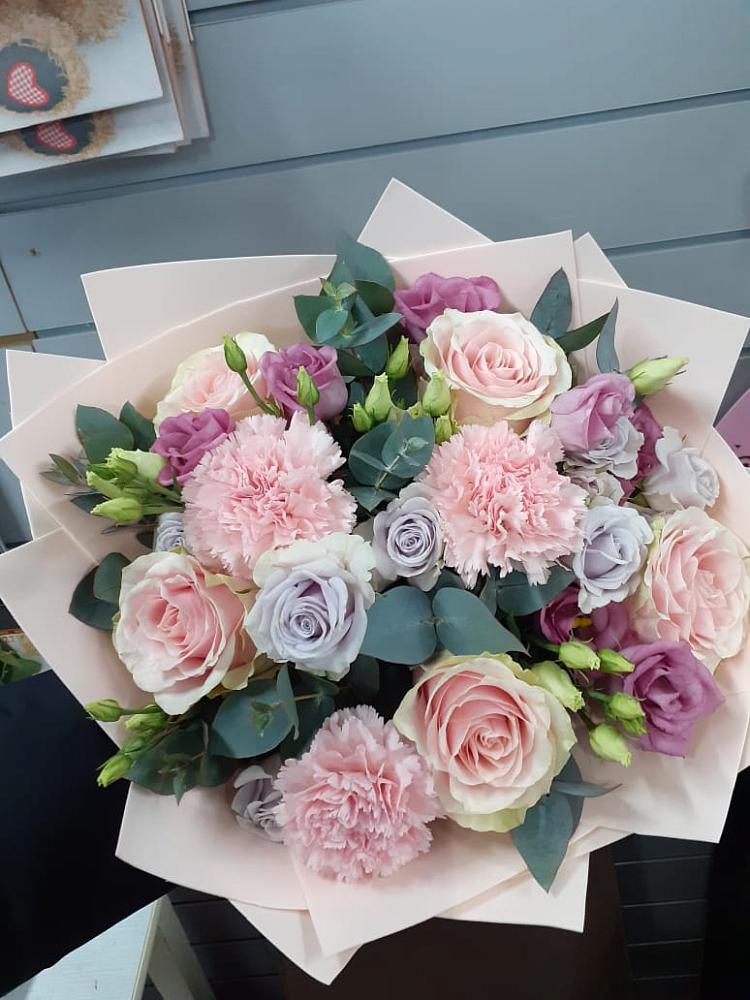 Букет цветов из: Розы, Гвоздики и Лизиантусы в Кологриве